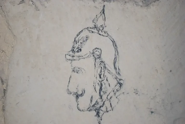 Photographie d'une gravure ancienne dans la cavité souterraine de La Carrière à Colligis (Aisne)