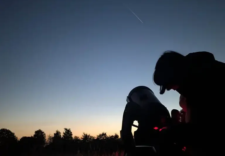 Photographie d'une animation sortie nature grand public astronomie.