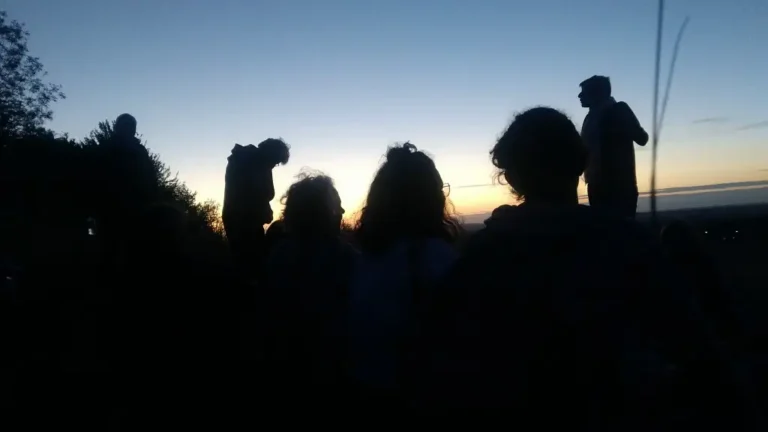 Photographie d'une animation CEN Hauts-de-France, sortie nature contée, à la tombée de la nuit