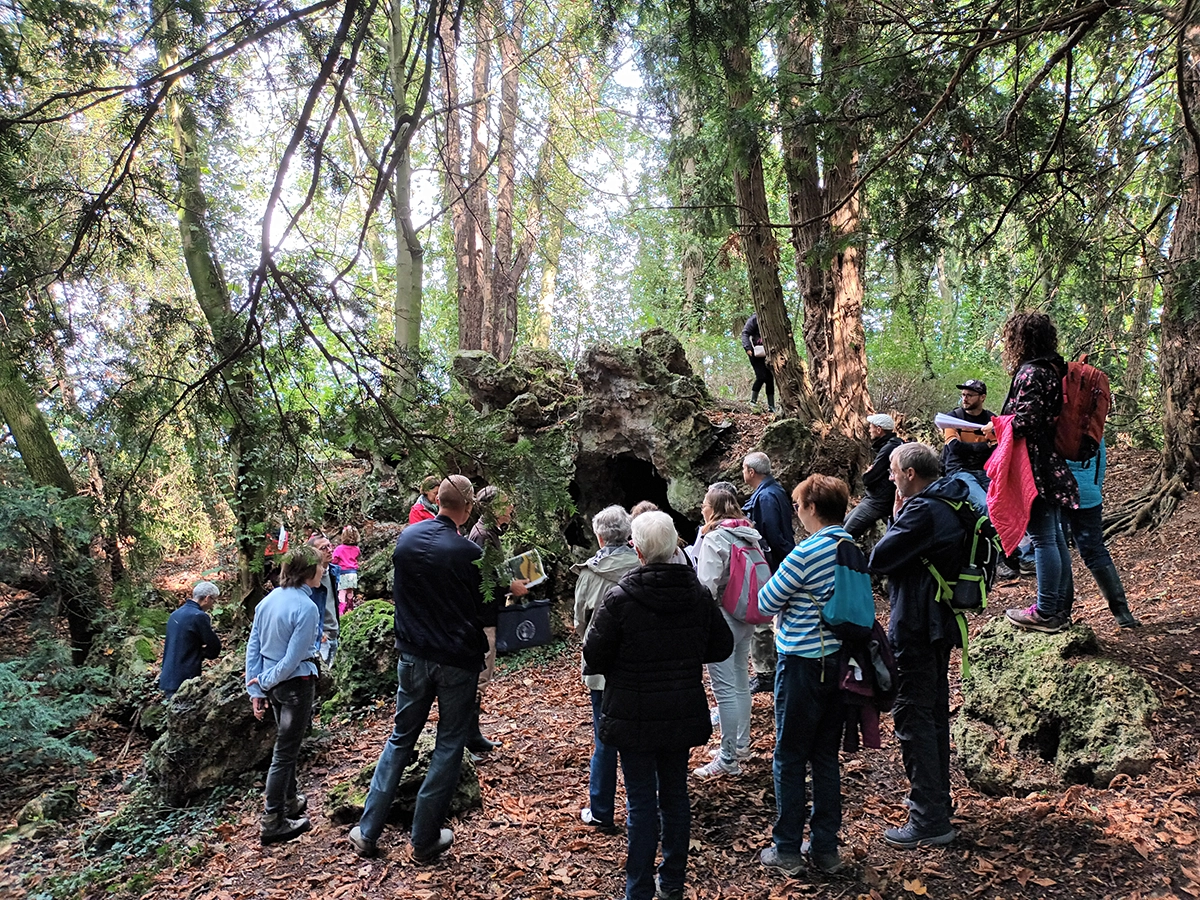 Une sortie nature devant la grotte du Domaine d'Assignies