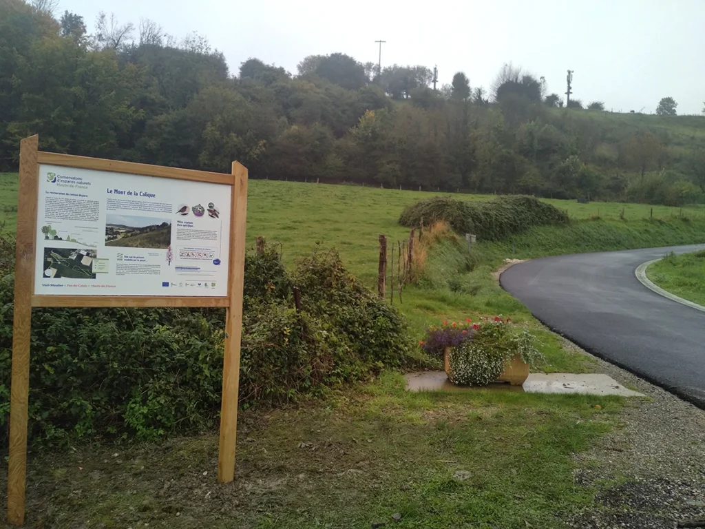 Panneau d'accueil au Mont de la Calique