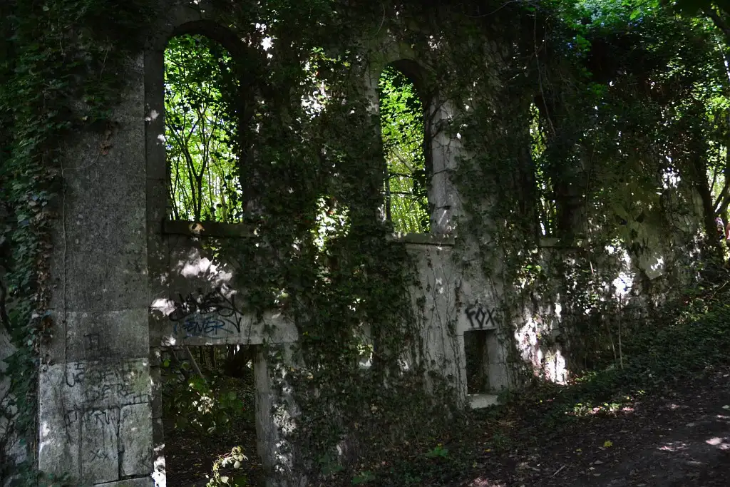 Photographie de vestiges sur le site duMont Calipet, à Pont-Sainte-Maxence (Oise)