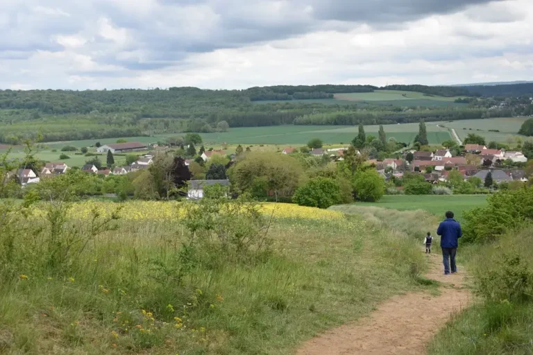 Photographie de la vue depuis le Mont César à Bailleul-sur-Thérain (Oise). Sentier de randonnée / balade avec des promeneurs