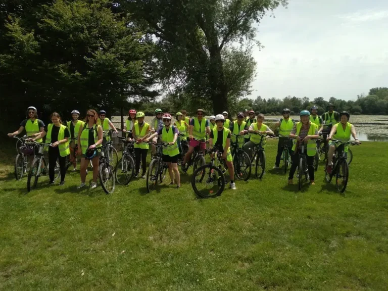 Photo de groupe lors d'une animation grand public : sortie nature et sport à vélo