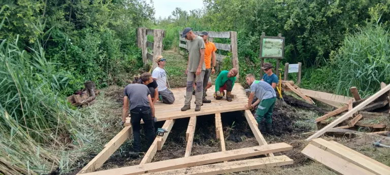 Chantier d'installation d'une passerelle en bois