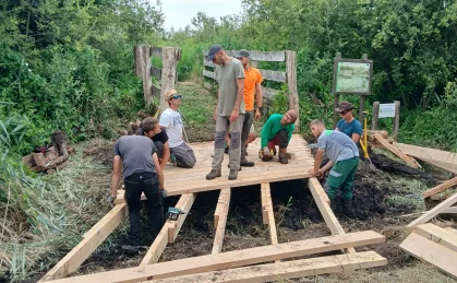Chantier d'installation d'une passerelle en bois