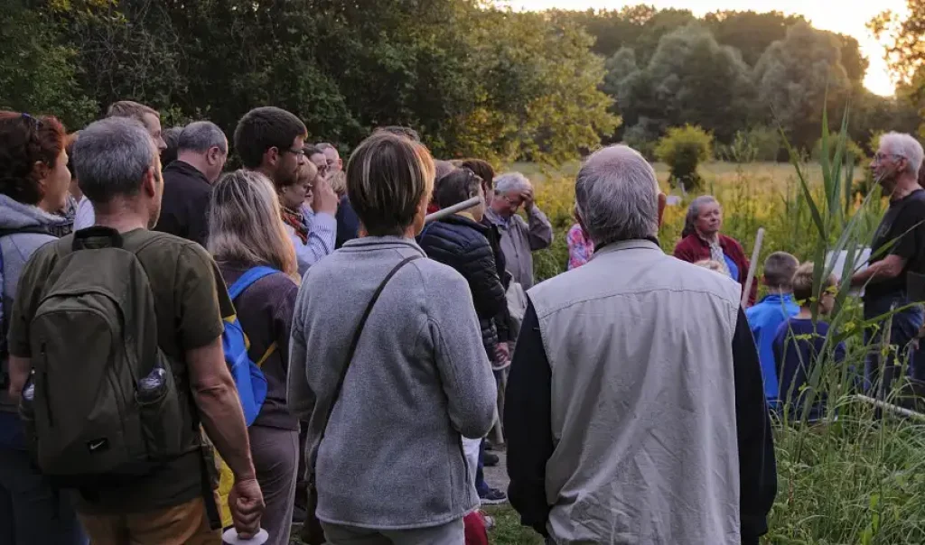Photographie d'une animation sortie nature grand public sur le site de la Réserve Naturelle Nationale (RNN)de l'Etang Saint-Ladre à Boves (Somme). Balade contée en picard par Mariel