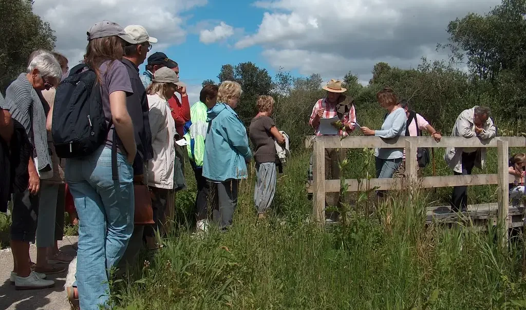 Pphotographie d'une animation balade contée en picard par Ch'Mariel -sur le site de la réserve naturelle nationale (RNN) de l'Etang Saint-Ladre à Boves (Somme)
