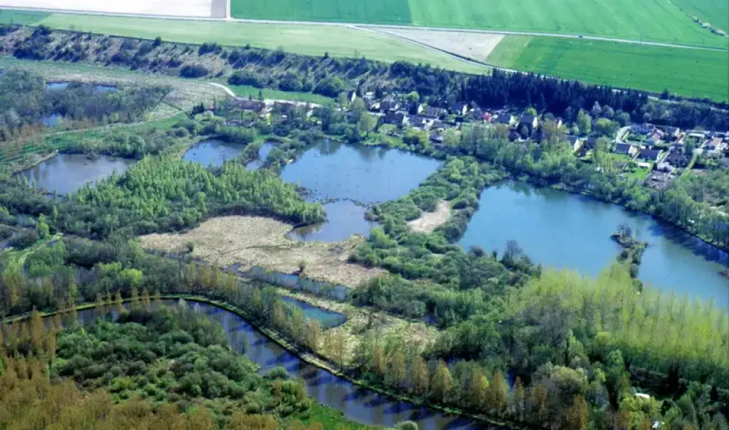 Photographie du ciel du Grand Marais de la Queue à Blangy-Tronville dans la Somme. Milieu naturel humide avec des étangs et marais