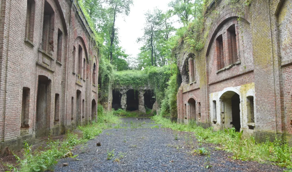 Photographie du Fort militaire de Cerfontaine, à Colleret dans le Nord.