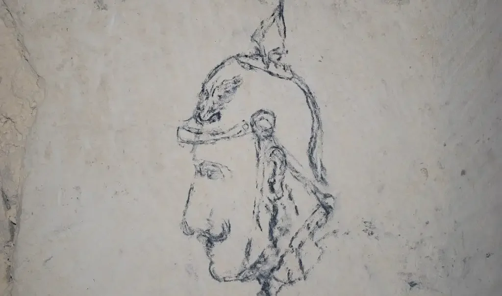 Photographie d'une gravure ancienne dans la cavité souterraine de La Carrière à Colligis (Aisne)