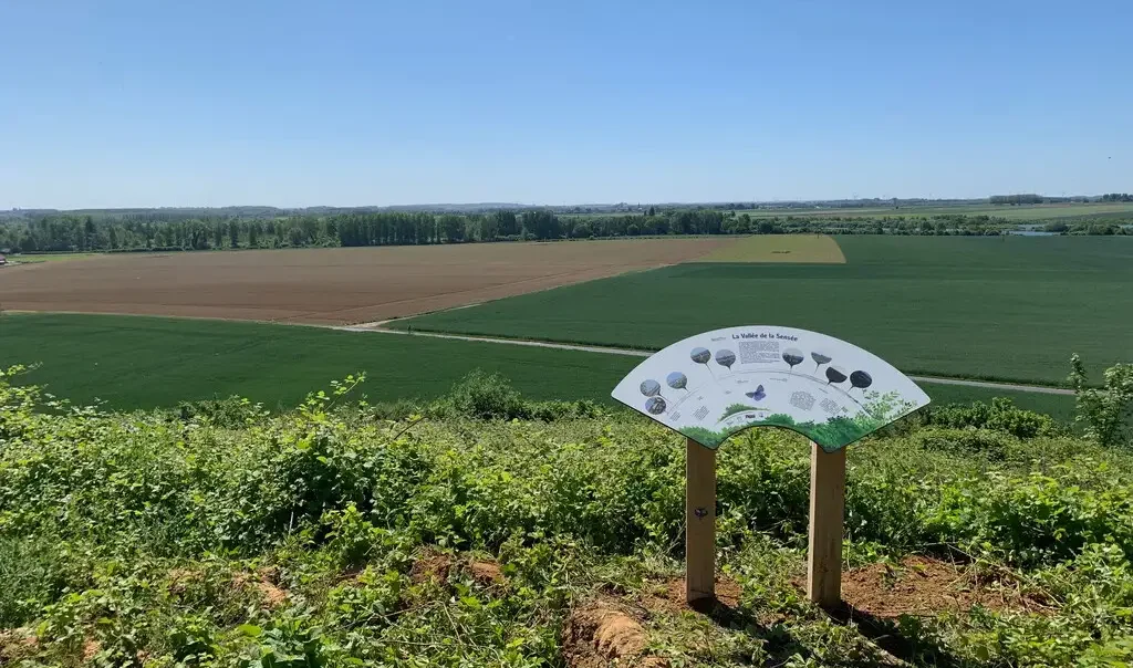 Photographie du site de La Sablière d'Hamel (Nord) et de sa table de lecture