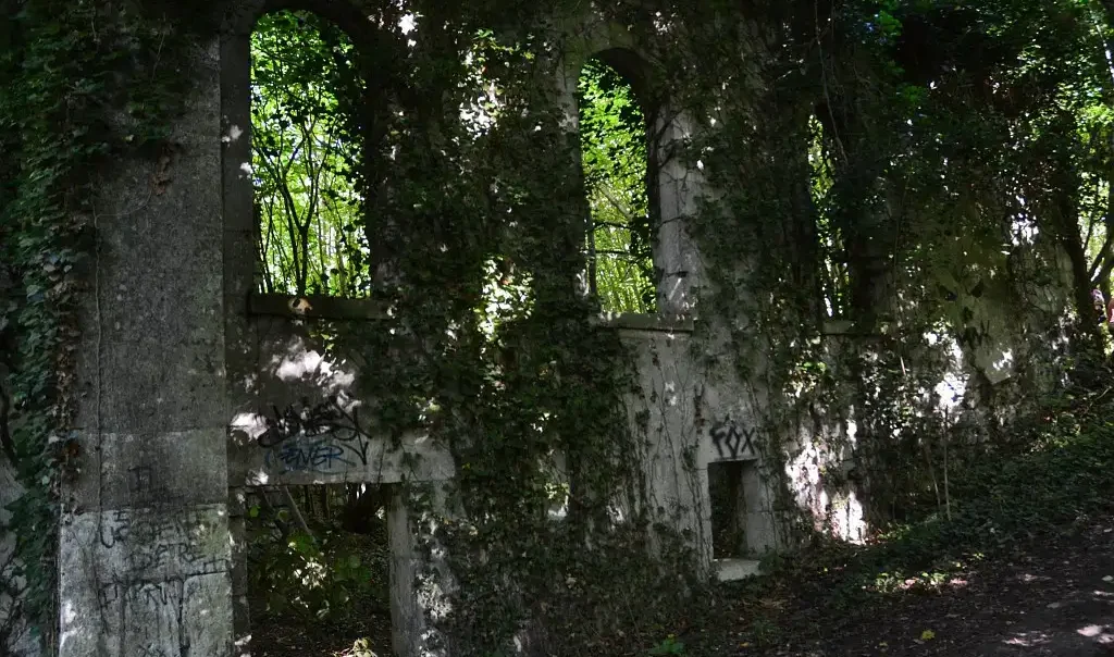 Photographie de vestiges sur le site duMont Calipet, à Pont-Sainte-Maxence (Oise)