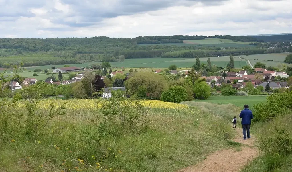 Photographie de la vue depuis le Mont César à Bailleul-sur-Thérain (Oise). Sentier de randonnée / balade avec des promeneurs