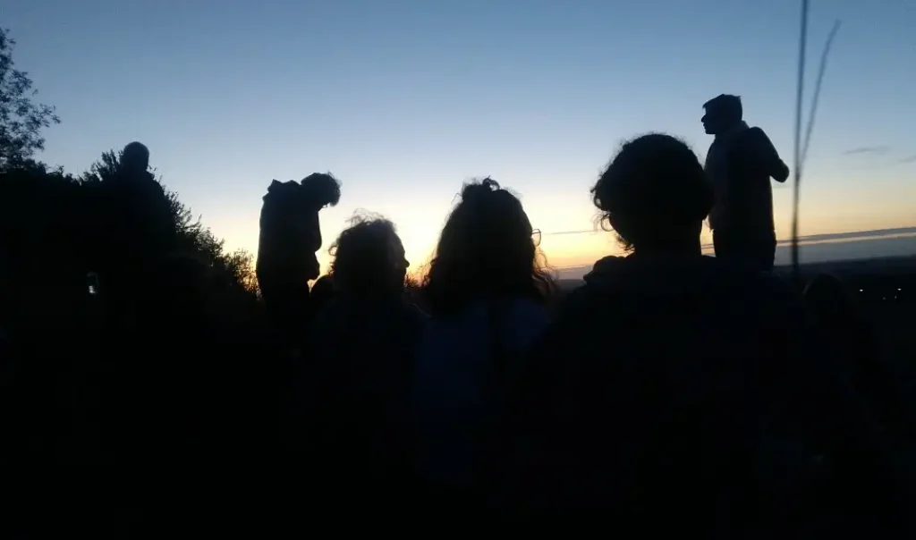 Photographie d'une animation CEN Hauts-de-France, sortie nature contée, à la tombée de la nuit